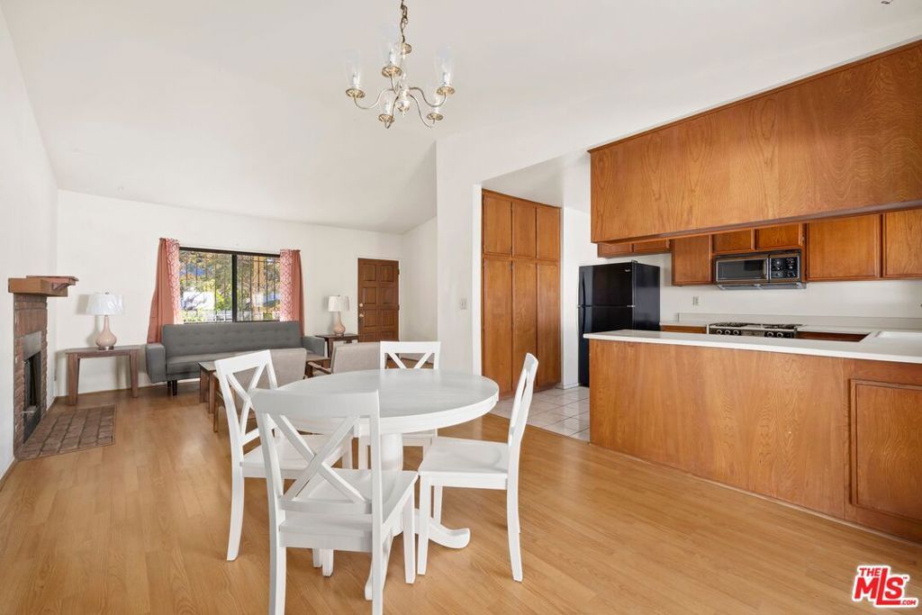 Image 4 of property listing at 7042 Jon Allan Drive, North Hollywood, CA 91605