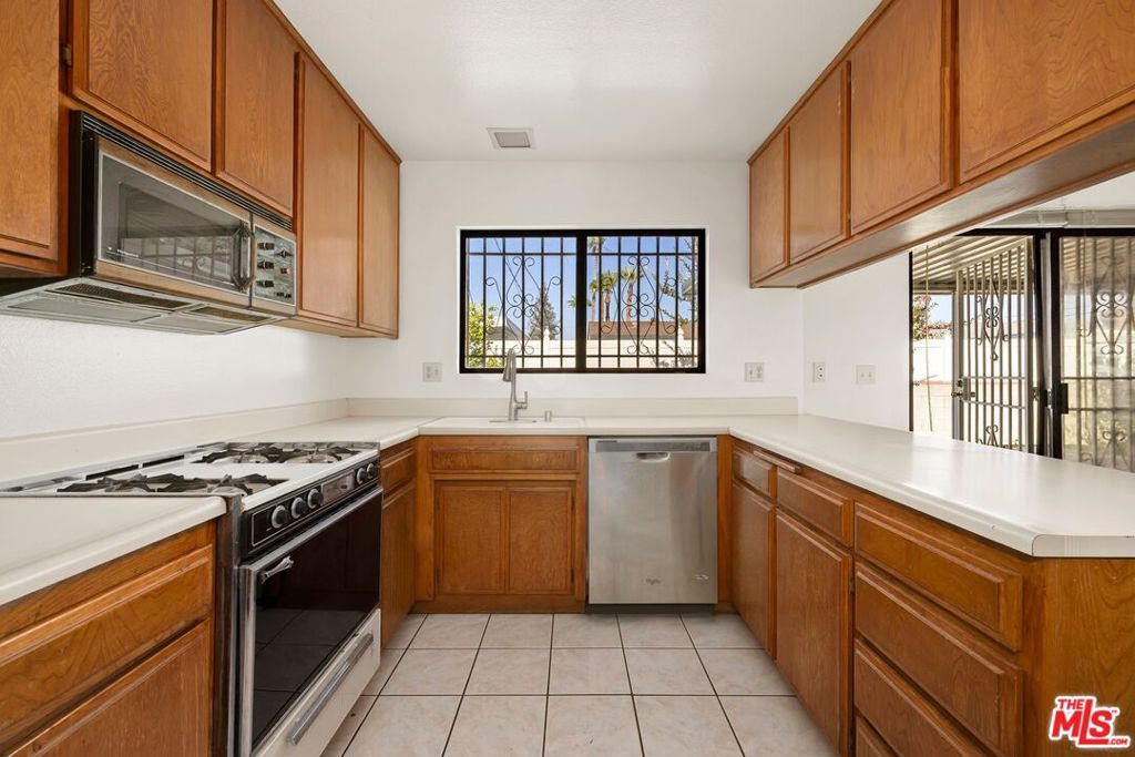 Image 5 of property listing at 7042 Jon Allan Drive, North Hollywood, CA 91605