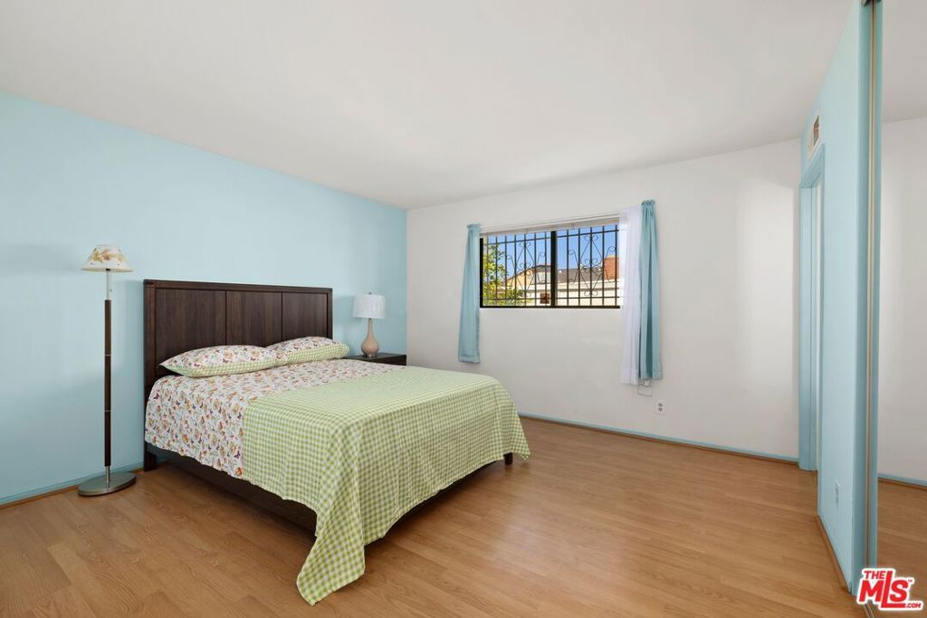 Image 7 of property listing at 7042 Jon Allan Drive, North Hollywood, CA 91605
