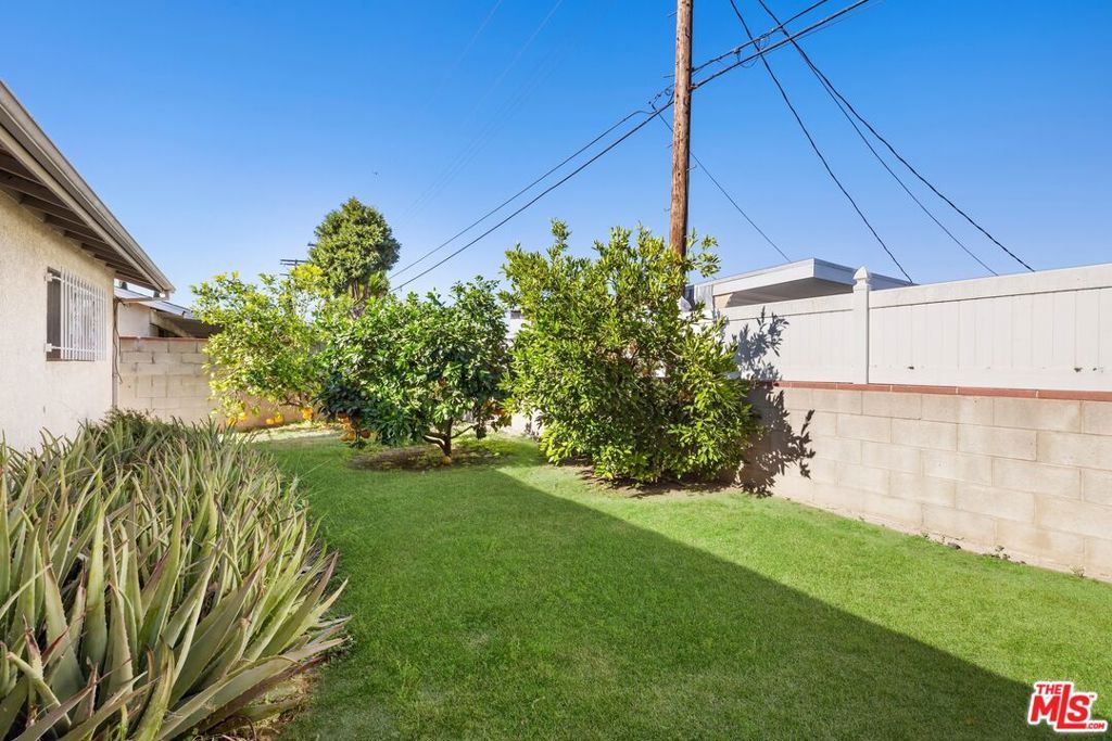 Image 9 of property listing at 7042 Jon Allan Drive, North Hollywood, CA 91605