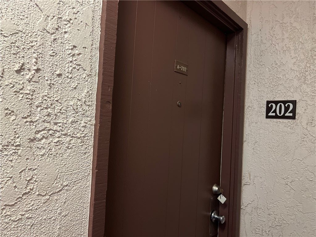 801 #34 S Lyon S 34, Santa Ana, CA 92705 — photo 2