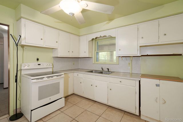 426 Driftwood Avenue, Rochester Hills, MI 48307