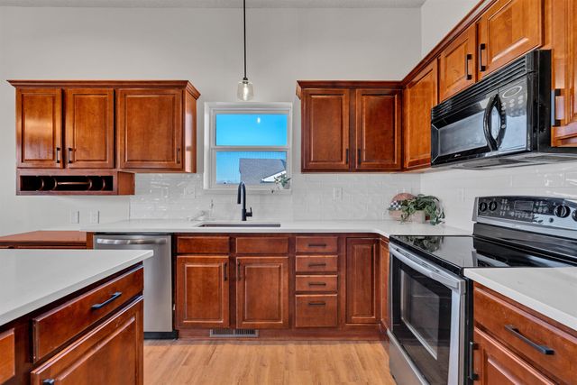 3327 N Lake Ridge Ct, Wichita, KS 67205