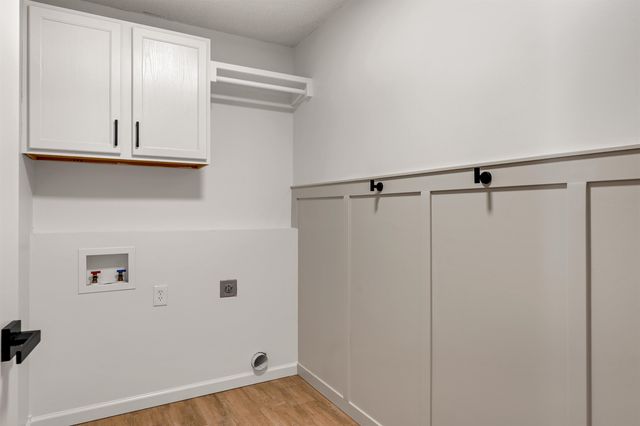 3327 N Lake Ridge Ct, Wichita, KS 67205