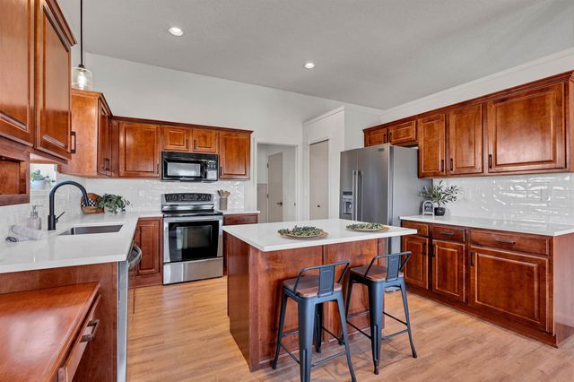 3327 N Lake Ridge Ct, Wichita, KS 67205