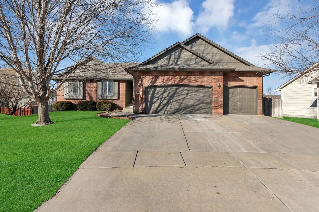 3327 N Lake Ridge Ct, Wichita, KS 67205