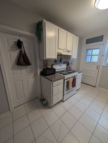 2344 W Barry Avenue 1, Chicago, IL 60618