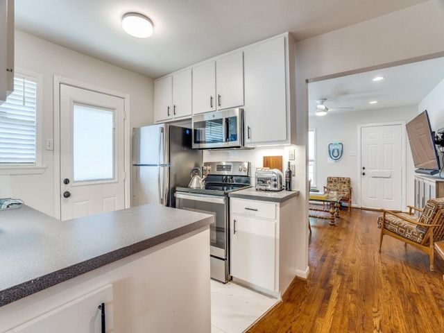 406 N Montreal Avenue, Dallas, TX 75208