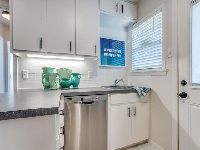 406 N Montreal Avenue, Dallas, TX 75208