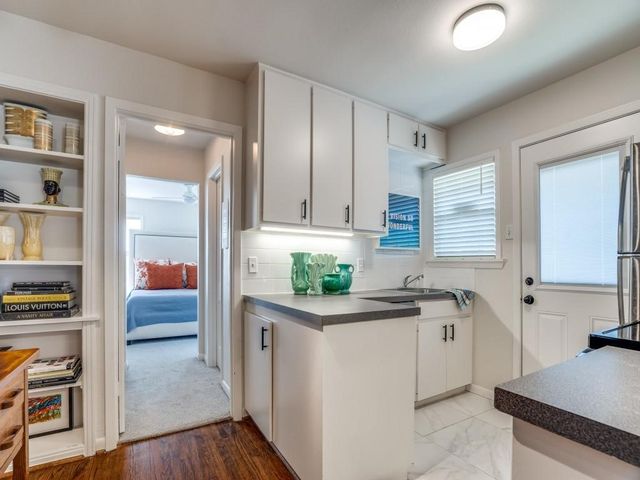 406 N Montreal Avenue, Dallas, TX 75208