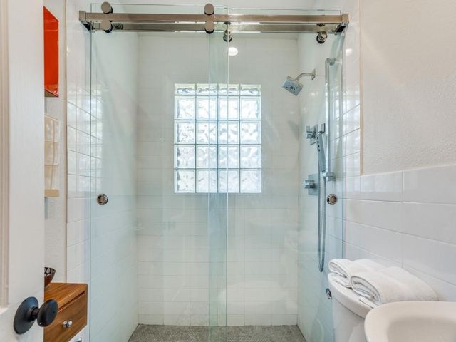 406 N Montreal Avenue, Dallas, TX 75208