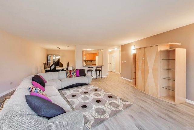 3110 Pheasant Creek Drive 104, Northbrook, IL 60062