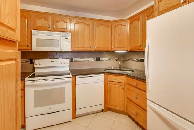 3110 Pheasant Creek Drive 104, Northbrook, IL 60062