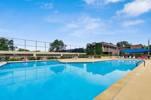 3110 Pheasant Creek Drive 104, Northbrook, IL 60062