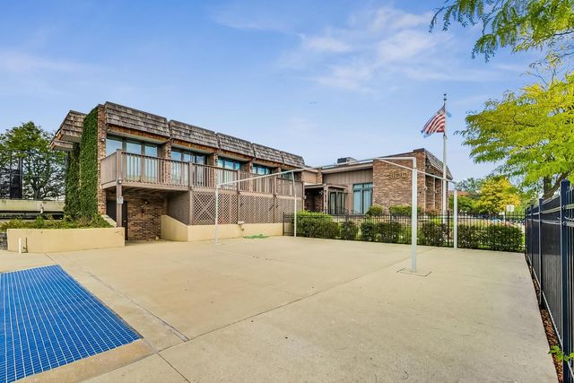 3110 Pheasant Creek Drive 104, Northbrook, IL 60062