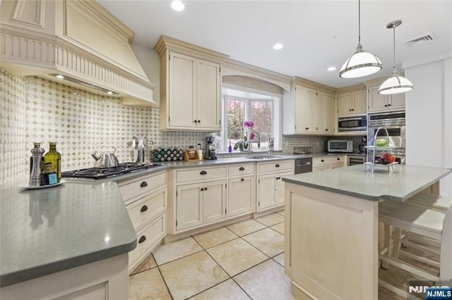 14 Old Smith Road, Tenafly, NJ 07670