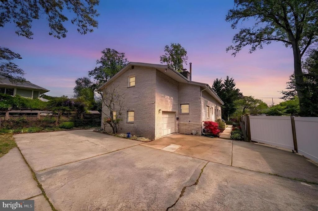 5812 GREENLAWN DR, Bethesda, MD 20814