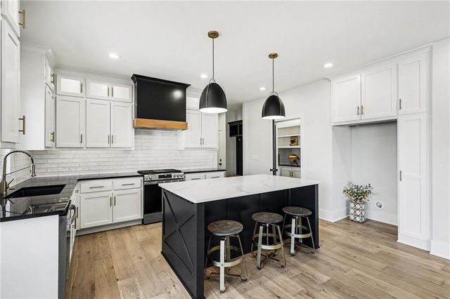 3221 SW Saddlebred Terrace, Lee's Summit, MO 64082