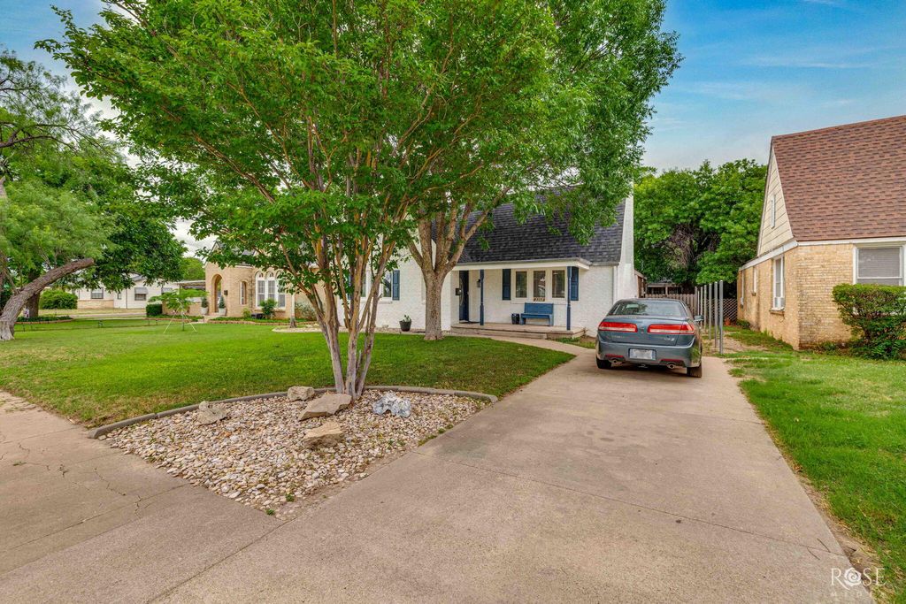 Image 6 of property listing at 2209 Waco Street, San Angelo, TX 76901