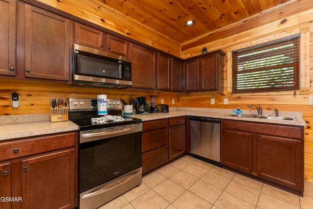 889 Great Smoky Way, Gatlinburg, TN 37738