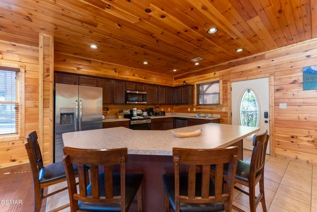 889 Great Smoky Way, Gatlinburg, TN 37738