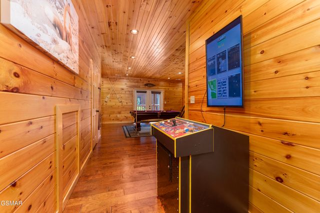 889 Great Smoky Way, Gatlinburg, TN 37738