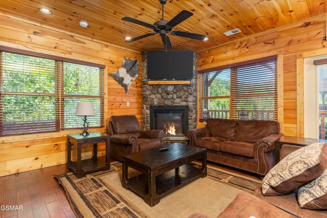 889 Great Smoky Way, Gatlinburg, TN 37738
