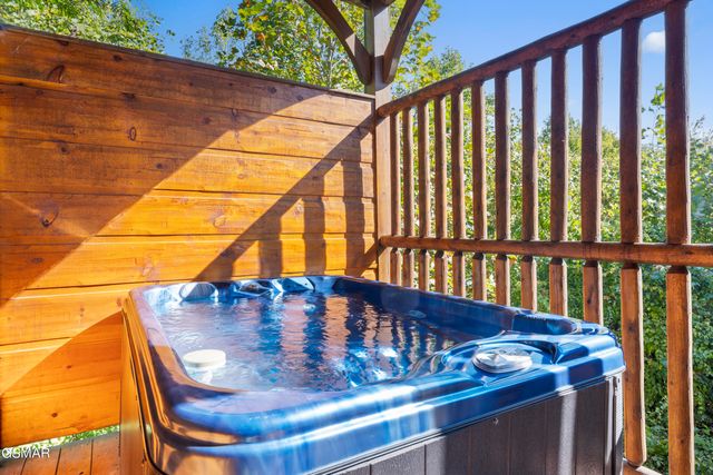889 Great Smoky Way, Gatlinburg, TN 37738