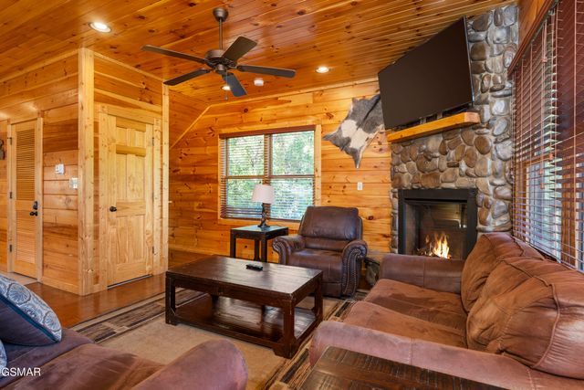 889 Great Smoky Way, Gatlinburg, TN 37738