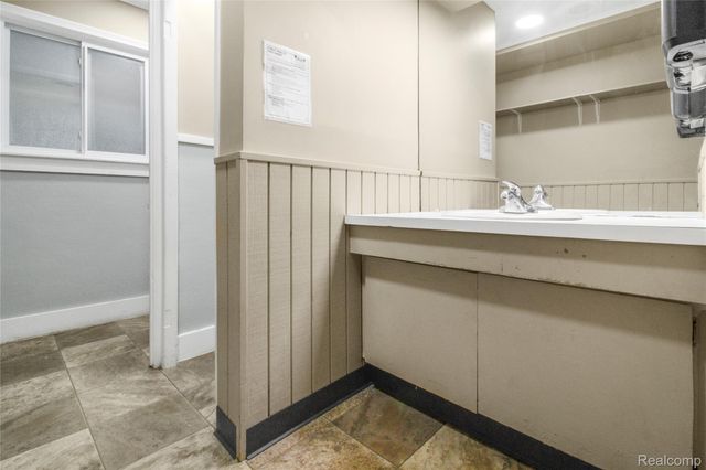 1221 E AVON Road, Rochester Hills, MI 48307