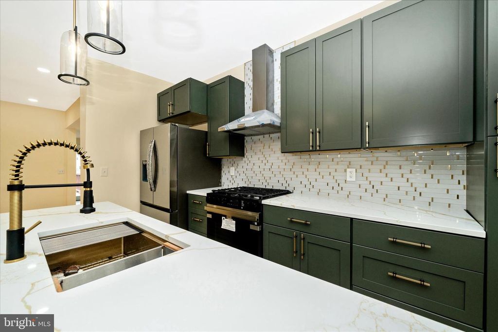 Image 13 of property listing at 728 E 35TH ST, Baltimore, MD 21218