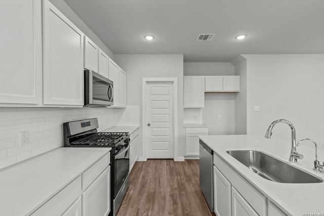 9947 Chavaneaux Lndg, San Antonio, TX 78221
