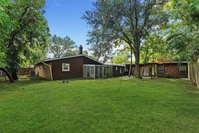 632 Meadowlawn Street, Shoreacres, TX 77571
