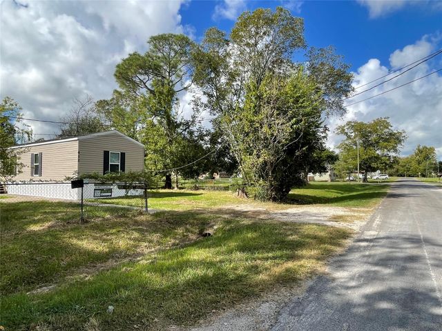 412 Avenue E, Stowell, TX 77661