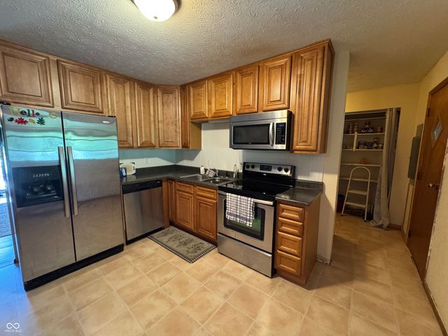 825 Parkview Drive, Rushville, IN 46173