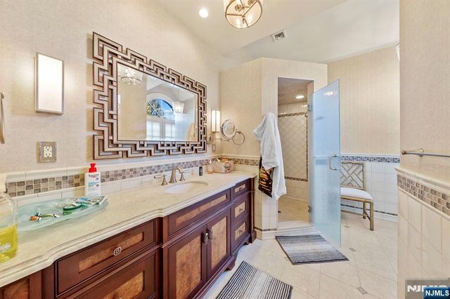 78 Roberts Road, Englewood Cliffs, NJ 07632