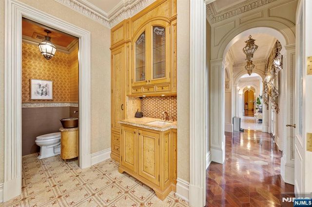 78 Roberts Road, Englewood Cliffs, NJ 07632