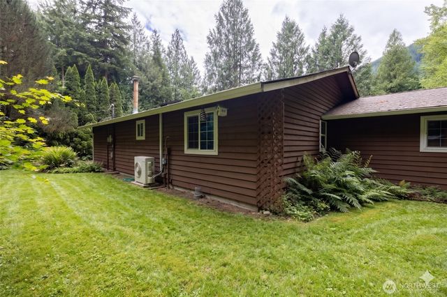 592 Sprague Valley Drive, Maple Falls, WA 98266