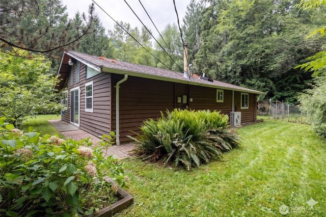 592 Sprague Valley Drive, Maple Falls, WA 98266