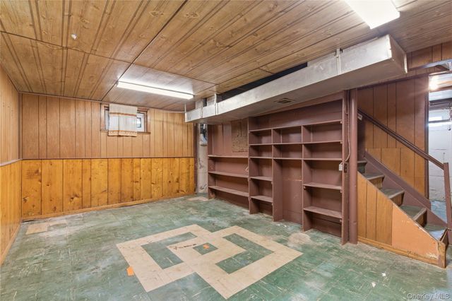 325 White Road, Mineola, NY 11501