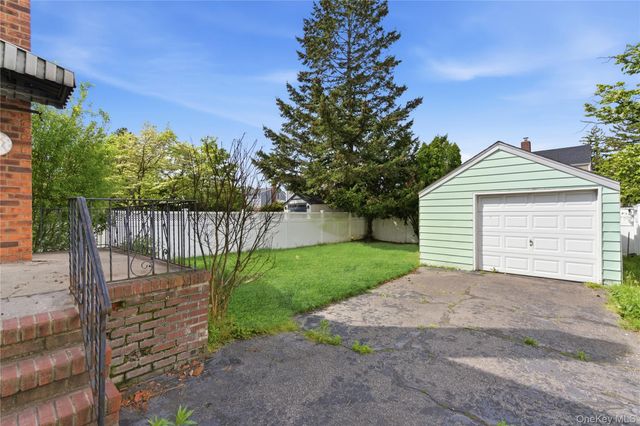 325 White Road, Mineola, NY 11501