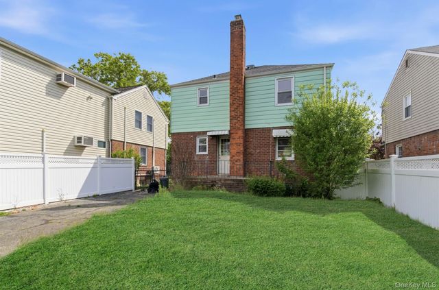 325 White Road, Mineola, NY 11501