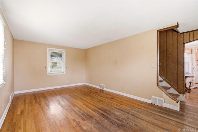 325 White Road, Mineola, NY 11501