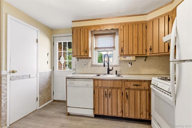 325 White Road, Mineola, NY 11501