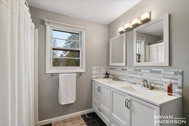 1829 Lonsdale Drive NE, Grand Rapids, MI 49503