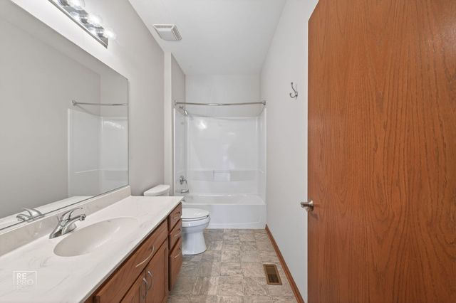 16501 Buckner Pond Way 16501, Crest Hill, IL 60403