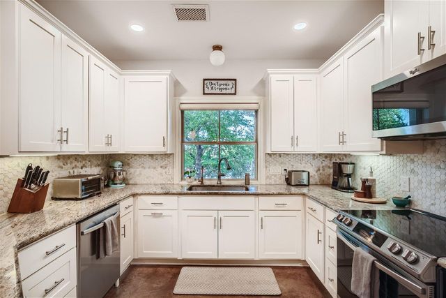 21825 Briarcliff DR, Spicewood, TX 78669