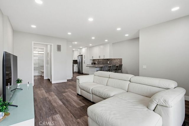 1860 W Glenoaks L, Anaheim, CA 92801
