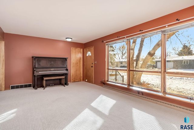 6204 W 10th St Street, Sioux Falls, SD 57107