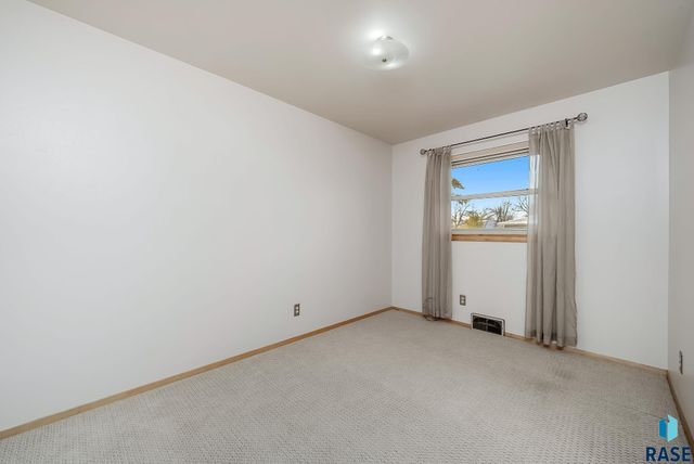 6204 W 10th St Street, Sioux Falls, SD 57107